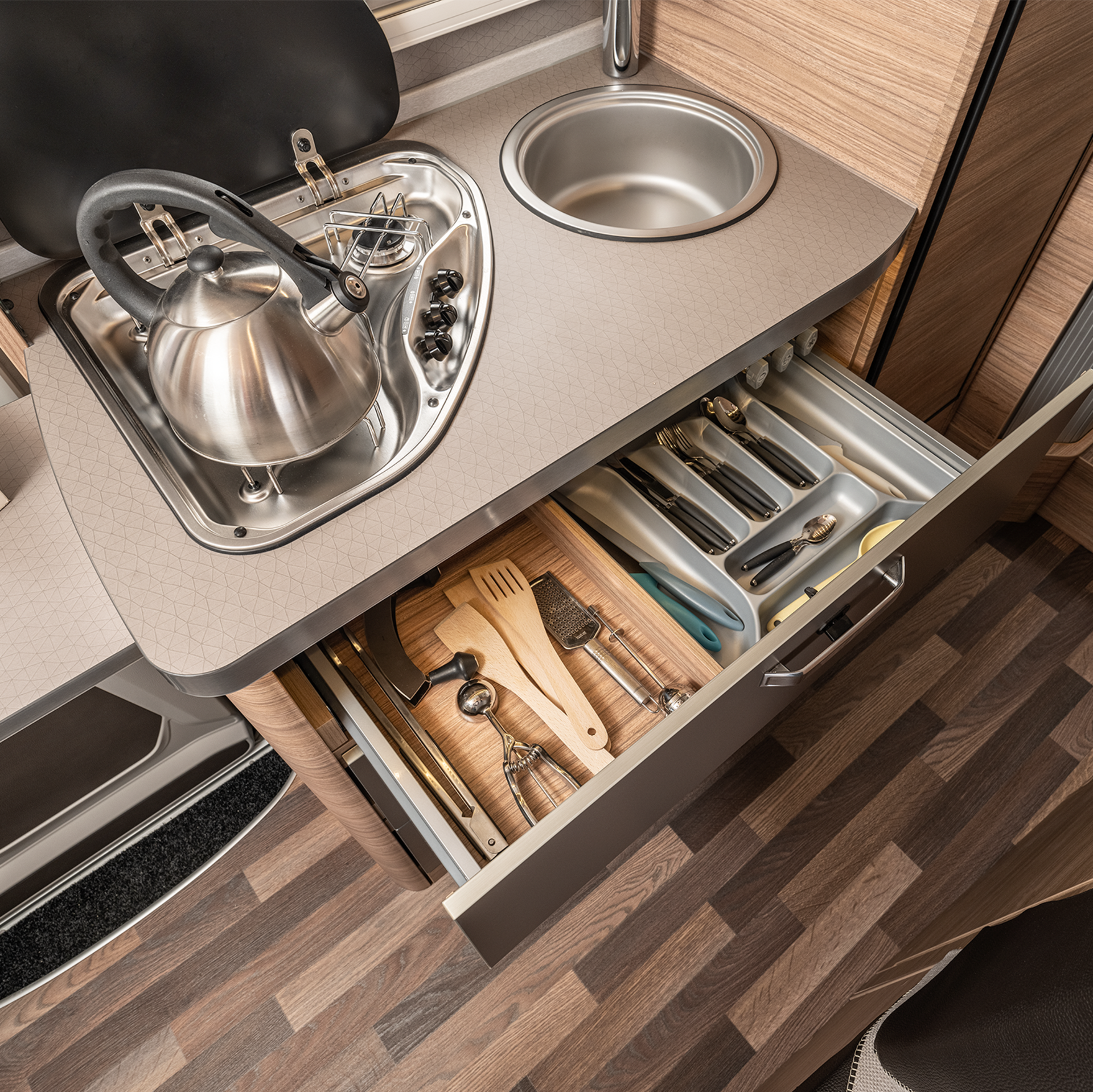 WEINSBERG CaraCompact Suite EDITION [PEPPER] Mercedes-Benz 2024 Küchenordnung